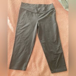 Everlast capri length legging, gray color, Size M.